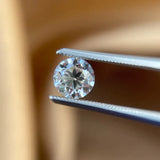 Anillo de compromiso con diamante natural central de .50ct con certificación GIA y 33 diamantes naturales laterales elaborado en oro blanco de 14 kilates