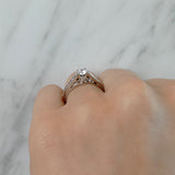 Anillo de compromiso con diamante natural de .50ct y 24 diamantes laterales en oro blanco de 14 kilates
