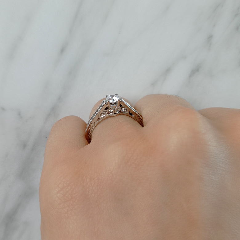 Anillo de compromiso con diamante natural de .50ct y 24 diamantes laterales en oro blanco de 14 kilates