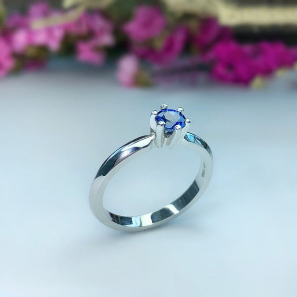 Anillo de compromiso con zafiro natural de .30ct realizado en oro blanco de 18 kilates