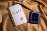 Anillo de compromiso con diamante natural central de .30ct con certificación GIA y 2 diamantes naturales laterales elaborado en oro blanco de 14 kilates