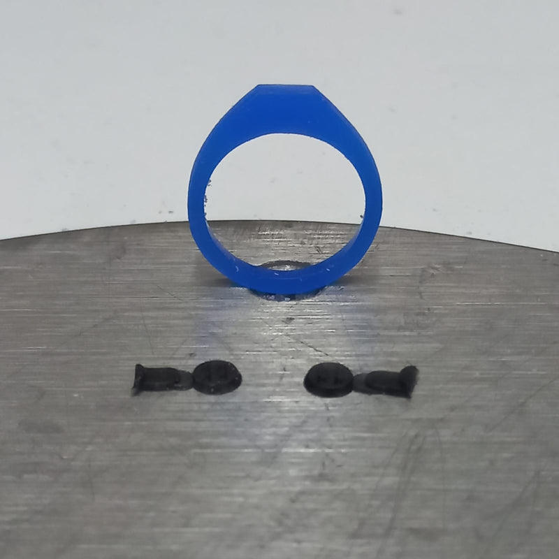 Anillo de compromiso con moissanita de .30ct y 8 moissanitas laterales elaborado en oro blanco de 14 kilates