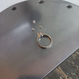 Anillo de compromiso con moissanita de .30ct y 8 moissanitas laterales elaborado en oro blanco de 14 kilates