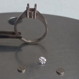 Anillo de compromiso con moissanita de .30ct y 8 moissanitas laterales elaborado en oro blanco de 14 kilates