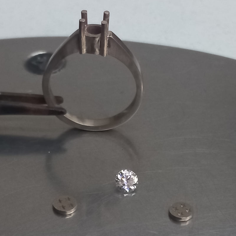 Anillo de compromiso con moissanita de .30ct y 8 moissanitas laterales elaborado en oro blanco de 14 kilates