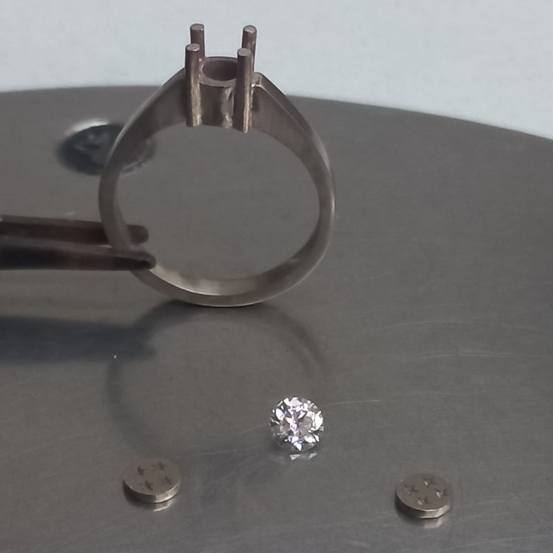 Anillo de compromiso con diamante natural de .30ct con certificación GIA y 8 diamantes laterales elaborado en oro blanco de 14 kilates