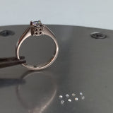 Anillo de compromiso con moissanita de .30ct y 8 moissanitas laterales elaborado en oro blanco de 14 kilates
