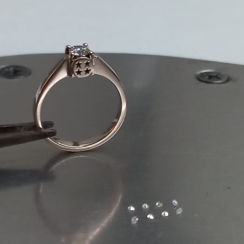 Anillo de compromiso con moissanita de .30ct y 8 moissanitas laterales elaborado en oro blanco de 14 kilates