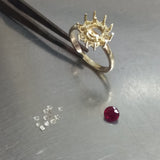 Anillo de compromiso con rubí natural y 10 diamantes naturales elaborado en oro amarillo de 14 kilates