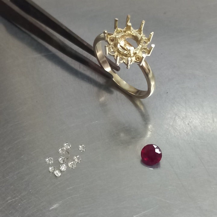 Anillo de compromiso con rubí natural y 10 diamantes naturales elaborado en oro amarillo de 14 kilates