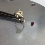 Anillo de compromiso con rubí natural y 10 diamantes naturales elaborado en oro amarillo de 14 kilates