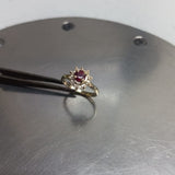 Anillo de compromiso con rubí natural y 10 diamantes naturales elaborado en oro amarillo de 14 kilates