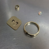 Anillo de compromiso con ópalo natural elaborado en oro amarillo de 14k