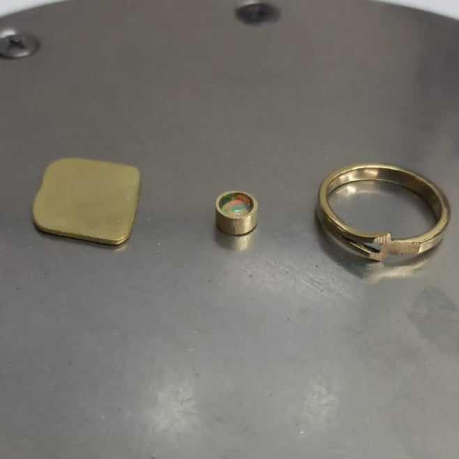 Anillo de compromiso con ópalo natural elaborado en oro amarillo de 14k