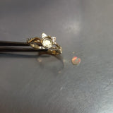 Anillo de compromiso con ópalo natural elaborado en oro amarillo de 14k