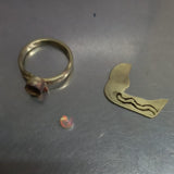 Anillo de compromiso con ópalo natural elaborado en oro amarillo de 14k