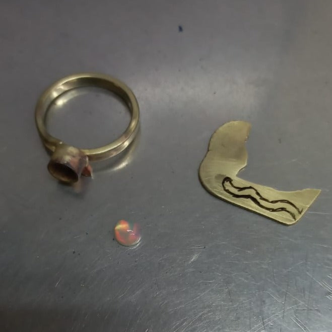 Anillo de compromiso con ópalo natural elaborado en oro amarillo de 14k