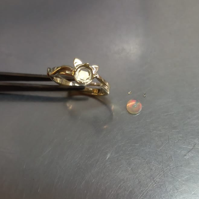 Anillo de compromiso con ópalo natural elaborado en oro amarillo de 14k