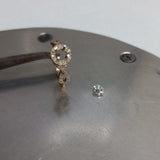 Anillo de compromiso con diamante natural central de .50ct y 40 diamantes naturales laterales elaborado en oro blanco de 14 kilates