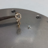 Anillo de compromiso con diamante natural central de .50ct y 40 diamantes naturales laterales elaborado en oro blanco de 18 kilates
