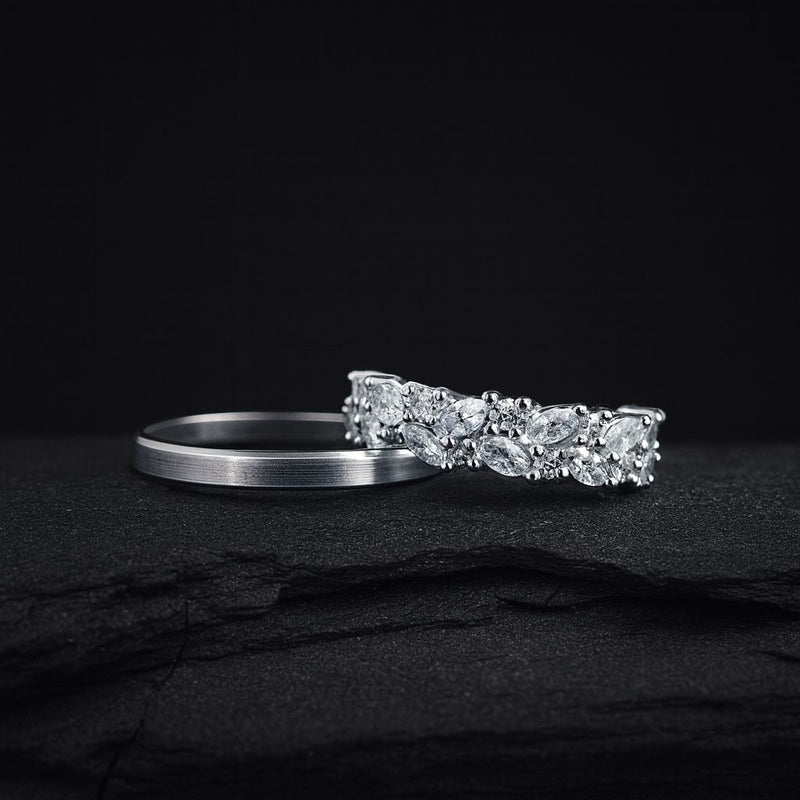 Par de argollas de matrimonio macizas de 2mm y 4mm con incrustación de cristales (mitad de la pieza) elaboradas en oro blanco de 10k