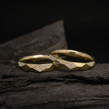 Par de argollas de matrimonio confort sólidas de 3mm con incrustación de .04ct de diamantes naturales elaboradas en oro amarillo de 10k
