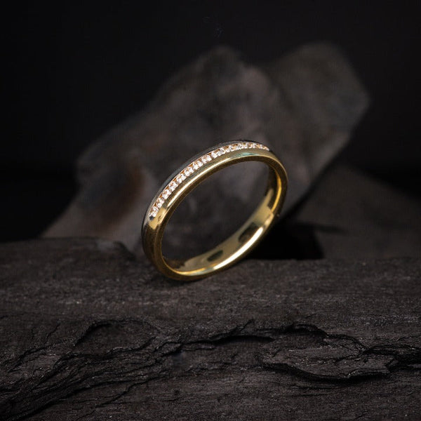 Par de argollas de matrimonio confort sólidas de 5mm y 3mm con incrustación de 15 diamantes naturales elaboradas en oro amarillo y blanco 18 kilates
