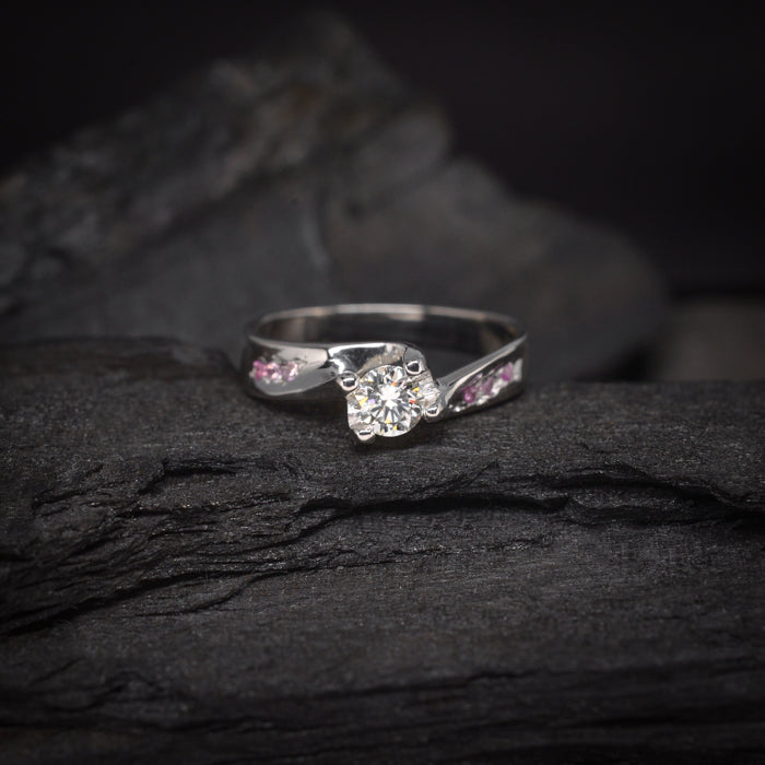 Anillo de compromiso con diamante natural central de .30ct con certificación GIA y 6 zafiros rosas naturales realizado en oro blanco de 14 kilates