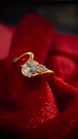 Anillo de compromiso con diamante natural de 1.0ct corte oval con certificación GIA y 1 diamante natural lateral elaborado en oro amarillo de 14k