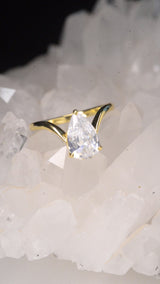 Anillo de compromiso con diamante de laboratorio central de 1.5ct corte gota con certificado IGI elaborado en oro amarillo 14k