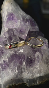 Par de argollas de matrimonio macizas de 6mm y 3mm con incrustación de diamantes y rubíes naturales elaboradas en oro amarillo y blanco de 10k