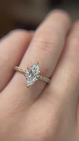 Anillo de compromiso con diamante de laboratorio de 1.0ct corte marquise con certificado IGI y 20 diamantes de laboratorio elaborado en oro amarillo de 14k