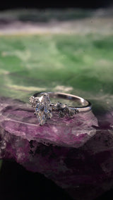 Anillo de compromiso con diamante natural de 1.0ct corte marquise con certificado IGI y 10 diamantes de laboratorio laterales elaborado en oro blanco de 14k