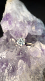 Anillo de compromiso con moissanita de 1.5ct corte brillante con certificado GRA elaborado en oro blanco de 14k