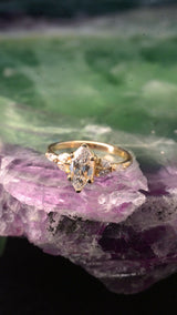 Anillo de compromiso con diamante natural de 1.0ct corte marquise con certificación GIA y 6 diamantes naturales laterales elaborado en oro amarillo de 14k