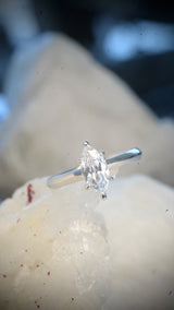 Anillo de compromiso con diamante de laboratorio de 1.0ct corte marquise con certificado IGI elaborado en oro blanco de 14k