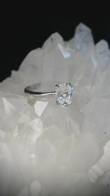 Anillo de compromiso con diamante de laboratorio de 1.0ct corte oval con certificado IGI elaborado en oro blanco de 14k