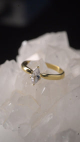Anillo de compromiso con diamante de laboratorio de .50ct corte marquise con certificado IGI elaborado en oro amarillo de 14k