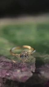 Anillo de compromiso con diamante de laboratorio de 1.0ct corte oval con certificado IGI y 4 diamantes de laboratorio laterales elaborado en oro amarillo 14k