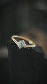 Anillo de compromiso con diamante de laboratorio de .50ct corte brillante con certificado IGI elaborado en oro amarillo de 14k