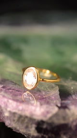 Anillo de compromiso con diamante de laboratorio central de 2.0ct corte oval con certificado IGI elaborado en oro amarillo 14k