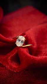 Anillo de compromiso con diamante de laboratorio central de 1.5ct corte oval con certificado IGI elaborado en oro amarillo 14k