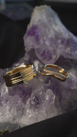 Par de argollas de matrimonio confort sólidas de 8mm y 3mm con incrustación de 16 diamantes de laboratorio elaboradas en oro amarillo de 14k