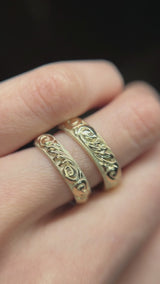 Par de argollas de matrimonio de 4.5mm y 5mm macizas personalizadas elaboradas en oro amarillo de 14k