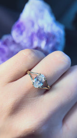 Anillo de compromiso con diamante de laboratorio central de 2.0ct corte oval con certificado IGI elaborado en oro amarillo 14k