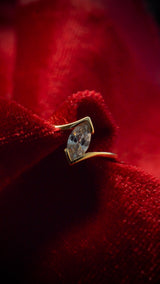 Anillo de compromiso con diamante de laboratorio central de 1.0ct corte marquise con certificado IGI elaborado en oro amarillo 14k