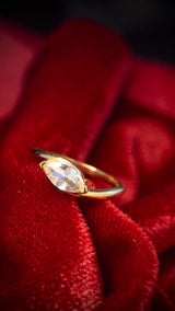 Anillo de compromiso con diamante de laboratorio central de 1.0ct corte marquise con certificado IGI elaborado en oro amarillo 14k