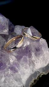Par de argollas de matrimonio macizas de 4mm y 3mm con incrustación de 9 diamantes naturales (mitad de la pieza) elaboradas en oro amarillo y blanco de 18k