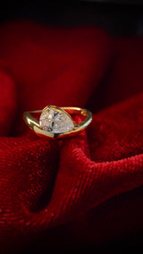Anillo de compromiso con diamante de laboratorio central de 2.0ct corte gota con certificado IGI elaborado en oro amarillo 14k