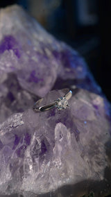 Anillo de compromiso con diamante natural central de .50ct corte brillante con certificación GIA elaborado en oro blanco de 14k